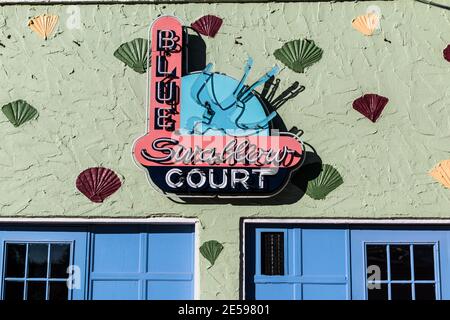 Neon-Schild über dem historischen Blue Swallow Court Motel an der Route 66, Tucumcari, New Mexico, USA Stockfoto