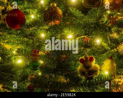 Weihnachtsschmuck sind Dekorationen (in der Regel aus Glas, Metall, Holz oder Keramik), die verwendet werden, um einen Weihnachtsbaum festoon. Stockfoto