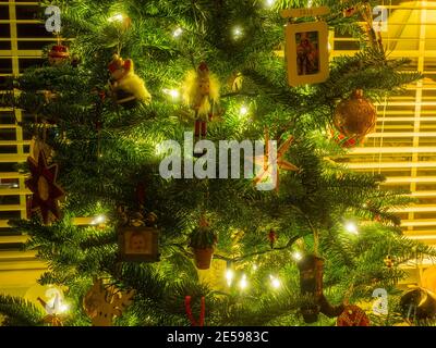 Weihnachtsschmuck sind Dekorationen (in der Regel aus Glas, Metall, Holz oder Keramik), die verwendet werden, um einen Weihnachtsbaum festoon. Stockfoto