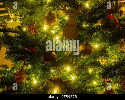 Weihnachtsschmuck sind Dekorationen (in der Regel aus Glas, Metall, Holz oder Keramik), die verwendet werden, um einen Weihnachtsbaum festoon. Stockfoto