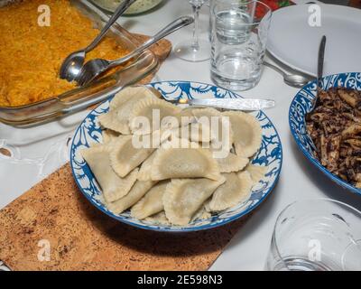 Pierogi werden in einer Vielzahl von Formen und Geschmacksrichtungen (von süß bis salzig bis würzig) in der polnischen Küche serviert, die als polnische Nationaldisi gilt Stockfoto