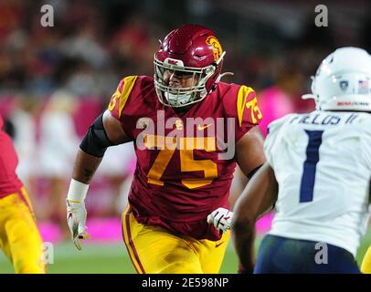 (DATEI FOTOS).ehemaliger Offensivgarde der USC-Trojaner (75) Alijah Vera-Tucker soll in der 1. Runde des NFL Draft gehen, hier ist er am 19. Oktober 2019 im Vergleich zu den Arizona Wildcats abgebildet, der NFL Draft wird am 29. April 2021 in Cleveland, Ohio, stattfinden. (Pflichtnachweis: Jose/MarinMedia.org/Cal Sport Media) (absoluter vollständiger Fotograf und Credits erforderlich) Stockfoto