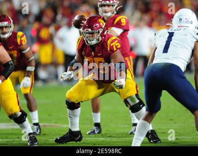 (DATEI FOTOS).ehemaliger Offensivgarde der USC-Trojaner (75) Alijah Vera-Tucker soll in der 1. Runde des NFL Draft gehen, hier ist er am 19. Oktober 2019 im Vergleich zu den Arizona Wildcats abgebildet, der NFL Draft wird am 29. April 2021 in Cleveland, Ohio, stattfinden. (Pflichtnachweis: Jose/MarinMedia.org/Cal Sport Media) (absoluter vollständiger Fotograf und Credits erforderlich) Stockfoto