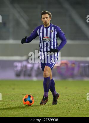 Aue, Deutschland. Januar 2021. Fußball: 2. Bundesliga, FC Erzgebirge Aue - Würzburger Kickers, Matchday 18, im Erzgebirgsstadion. Aues Sören Gonther spielt den Ball. Kredit: Robert Michael/dpa-Zentralbild/dpa - WICHTIGER HINWEIS: Gemäß den Bestimmungen der DFL Deutsche Fußball Liga und/oder des DFB Deutscher Fußball-Bund ist es untersagt, im Stadion und/oder des Spiels aufgenommene Fotos in Form von Sequenzbildern und/oder videoähnlichen Fotoserien zu verwenden oder zu verwenden./dpa/Alamy Live News Stockfoto