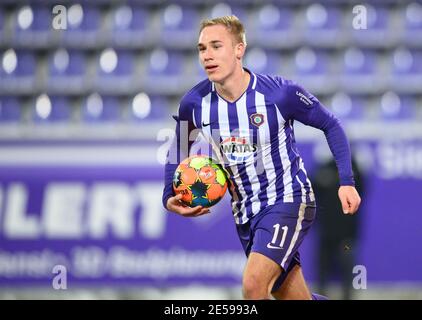 Aue, Deutschland. Januar 2021. Fußball: 2. Bundesliga, FC Erzgebirge Aue - Würzburger Kickers, Matchday 18, im Erzgebirgsstadion. Aues Florian Krüger feiert nach seinem Ziel 1:1. Kredit: Robert Michael/dpa-Zentralbild/dpa - WICHTIGER HINWEIS: Gemäß den Bestimmungen der DFL Deutsche Fußball Liga und/oder des DFB Deutscher Fußball-Bund ist es untersagt, im Stadion und/oder des Spiels aufgenommene Fotos in Form von Sequenzbildern und/oder videoähnlichen Fotoserien zu verwenden oder zu verwenden./dpa/Alamy Live News Stockfoto