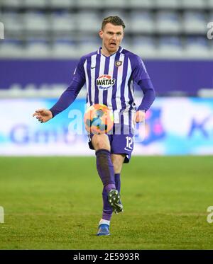 Aue, Deutschland. Januar 2021. Fußball: 2. Bundesliga, FC Erzgebirge Aue - Würzburger Kickers, Matchday 18, im Erzgebirgsstadion. Aues Steve Breitkreuz spielt den Ball. Kredit: Robert Michael/dpa-Zentralbild/dpa - WICHTIGER HINWEIS: Gemäß den Bestimmungen der DFL Deutsche Fußball Liga und/oder des DFB Deutscher Fußball-Bund ist es untersagt, im Stadion und/oder des Spiels aufgenommene Fotos in Form von Sequenzbildern und/oder videoähnlichen Fotoserien zu verwenden oder zu verwenden./dpa/Alamy Live News Stockfoto