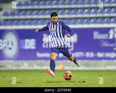 Aue, Deutschland. Januar 2021. Fußball: 2. Bundesliga, FC Erzgebirge Aue - Würzburger Kickers, Matchday 18, im Erzgebirgsstadion. Aues Dimitrij Nazarov spielt den Ball. Kredit: Robert Michael/dpa-Zentralbild/dpa - WICHTIGER HINWEIS: Gemäß den Bestimmungen der DFL Deutsche Fußball Liga und/oder des DFB Deutscher Fußball-Bund ist es untersagt, im Stadion und/oder des Spiels aufgenommene Fotos in Form von Sequenzbildern und/oder videoähnlichen Fotoserien zu verwenden oder zu verwenden./dpa/Alamy Live News Stockfoto