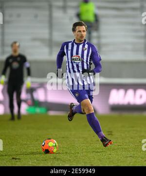 Aue, Deutschland. Januar 2021. Fußball: 2. Bundesliga, FC Erzgebirge Aue - Würzburger Kickers, Matchday 18, im Erzgebirgsstadion. Aues Sören Gonther spielt den Ball. Kredit: Robert Michael/dpa-Zentralbild/dpa - WICHTIGER HINWEIS: Gemäß den Bestimmungen der DFL Deutsche Fußball Liga und/oder des DFB Deutscher Fußball-Bund ist es untersagt, im Stadion und/oder des Spiels aufgenommene Fotos in Form von Sequenzbildern und/oder videoähnlichen Fotoserien zu verwenden oder zu verwenden./dpa/Alamy Live News Stockfoto