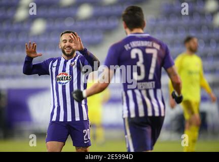 Aue, Deutschland. Januar 2021. Fußball: 2. Bundesliga, FC Erzgebirge Aue - Würzburger Kickers, Matchday 18, im Erzgebirgsstadion. Aues 20 (l) und Pascal Testroet jubeln. Kredit: Robert Michael/dpa-Zentralbild/dpa - WICHTIGER HINWEIS: Gemäß den Bestimmungen der DFL Deutsche Fußball Liga und/oder des DFB Deutscher Fußball-Bund ist es untersagt, im Stadion und/oder des Spiels aufgenommene Fotos in Form von Sequenzbildern und/oder videoähnlichen Fotoserien zu verwenden oder zu verwenden./dpa/Alamy Live News Stockfoto