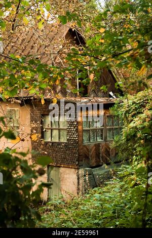 Charmantes kleines Haus in der Mitte eines Waldes unter Bäume Stockfoto