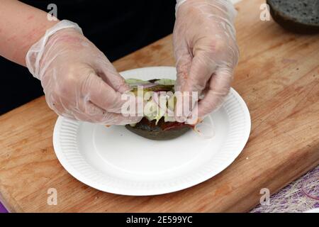 Der Küchenchef bereitet Burger im Restaurant im Freien zu Stockfoto