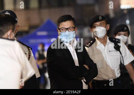 Hongkong, China. Januar 2021. Deng Bingqiang, der kommissar der Hongkonger Polizei, inspiziert die Sperrzone Yau Ma Tei und ermutigt die Polizisten, am 26. Januar 2021 mit Bürgern in Hongkong, China, gegen die COVID-19 zu kämpfen.(Foto: TPG/cnsphotos) Quelle: TopPhoto/Alamy Live News Stockfoto