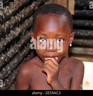 Süße burkinische Mädchen in Ouagadougou, Burkina Faso. Stockfoto