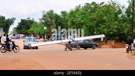 Fahrräder sind ein beliebtes Verkehrsmittel in Ouagadougou, Burkina Faso. Stockfoto