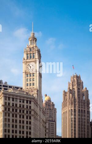 Ein Blick auf das Wrigley Building (links), InterContinental Chicago [South Tower] (Mitte) und Tribune Tower (rechts) in Chicago, Illinois. Stockfoto