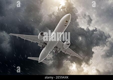 Flugzeug nähert sich auf einer Landung bei schlechtem Schneewetter Stockfoto