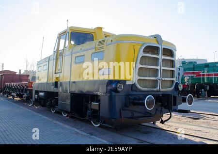 Die alte elektrische, Diesel-Lokomotive der Zeiten der UdSSR. Russland Sankt Petersburg. 02. November 2017 Stockfoto