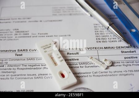 Positives Testergebnis mit Schnelltestgerät für COVID-19, neuartiges Coronavirus 2019, gefunden in Wuhan, China Stockfoto