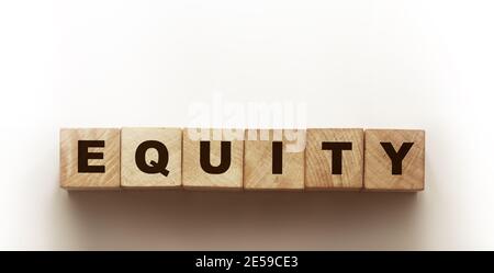 EQUITY Wort mit Holzklötzen gemacht. Geschäftsfinanzkonzept. Stockfoto