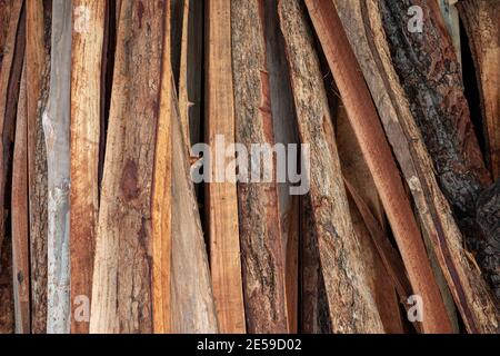 Kombinierter Haufen Sichelholz aus Sägeholz Stockfoto