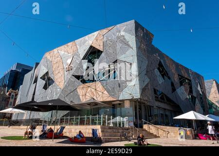 Touristen besuchen Federation Square in Melbourne, Victoria, Australien Stockfoto