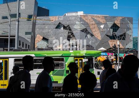 Fußgänger und Verkehr vor dem Federation Square in der Swanston Street, Melbourne, Victoria, Australien Stockfoto