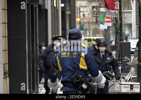 Tokio, Japan. Januar 2021. Die Polizei untersucht den Ort eines Rubindiebstahls am 27. Januar 2021 in Tokio, Japan. Ein rauer Rubin im Wert von 3 Milliarden Yen (ca. 29 Millionen US-Dollar) wurde Berichten zufolge aus einem Gebäude in der Miyuki Street im vornehmen Ginza-Einkaufsviertel in Tokio gestohlen. Quelle: Hironobu Watanabe/AFLO/Alamy Live News Stockfoto