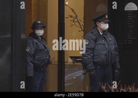 Tokio, Japan. Januar 2021. Die Polizei untersucht den Ort eines Rubindiebstahls am 27. Januar 2021 in Tokio, Japan. Ein rauer Rubin im Wert von 3 Milliarden Yen (ca. 29 Millionen US-Dollar) wurde Berichten zufolge aus einem Gebäude in der Miyuki Street im vornehmen Ginza-Einkaufsviertel in Tokio gestohlen. Quelle: Hironobu Watanabe/AFLO/Alamy Live News Stockfoto