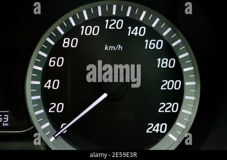 Modernes Armaturenbrett mit hoher Geschwindigkeit im Innenraum Stockfoto