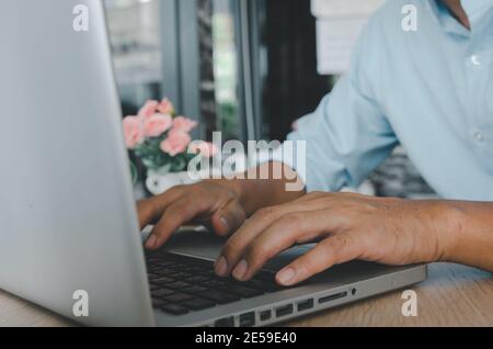 Business man Hand Eingabe auf Laptop-Computer-Tastatur auf table.searching Internet-Technologie. Social Media Online Business Konzept Stockfoto