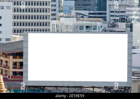 Weiße leere Mockup Plakatwand.die Straße Außenwerbung. Stockfoto