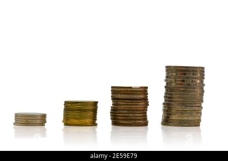 Geldmünzen auf weißem Hintergrund gestapelt.Konzept der Finanzierung und Geld sparen Stockfoto