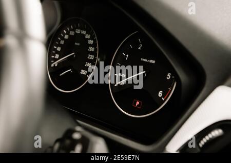 Modernes Armaturenbrett mit hoher Geschwindigkeit im Innenraum Stockfoto