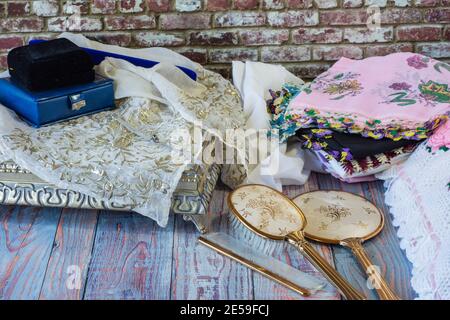 Traditionelle türkische Mitgift, Hijab, Spiegel, Pinsel, Kamm und rotes Herz in Box. Stockfoto