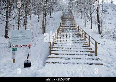 Schneebedeckte Holztreppen im Freien in Huhtiniemi, Lappeenranta Finnland Stockfoto