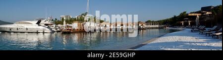 Atemberaubende tropische Insel Aitutaki mit Palmen, weißem Sand, türkisfarbenem Meerwasser und blauem Himmel auf Cook Islands, Südpazifik. Wasserbungalow. Hoch Stockfoto