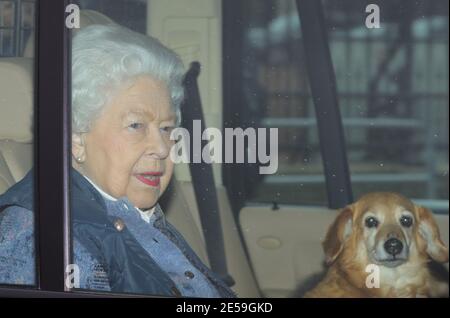 Datei Foto vom 19/03/2020 von Queen Elizabeth II verlassen Buckingham Palace, London, für Windsor Castle sozial distanzieren sich inmitten der Coronavirus-Pandemie. Am Samstag, den 30. Januar, jährt sich der früheste bekannte Tod des Coronavirus in Großbritannien zum ersten Mal. Ausgabedatum: Mittwoch, 27. Januar 2021. Stockfoto