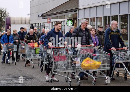 Datei Foto vom 19/03/2020 von Menschen Schlange zum Einkaufen in Sainsbury Supermarkt in Leamington Spa, Warwickshire, wo das Geschäft angekündigt, dass die erste Stunde der Eröffnung für ältere und gefährdete Kunden während der Coronavirus-Pandemie. Am Samstag, den 30. Januar, jährt sich der früheste bekannte Tod des Coronavirus in Großbritannien zum ersten Mal. Ausgabedatum: Mittwoch, 27. Januar 2021. Stockfoto