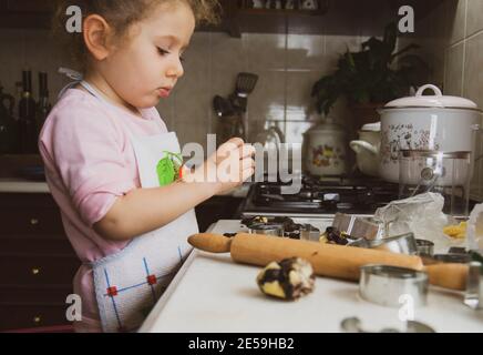 Mädchen in einer Küche. Glückliche Familie lustige Kinder Vorbereitung Teig, gebackene Cookies in der Küche, selektive Fokus Hände. Stockfoto