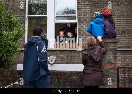 ANMERKUNG: Erlaubnis der Eltern gegeben Aktenfoto vom 03/05/2020 von zwei Familien, die sich während des Gesprächs außerhalb eines Hauses in Hampstead, im Norden Londons, sozial distanzieren, während das Vereinigte Königreich weiterhin im Lockdown war, um die Ausbreitung des Coronavirus einzudämmen. Am Samstag, den 30. Januar, jährt sich der früheste bekannte Tod des Coronavirus in Großbritannien zum ersten Mal. Ausgabedatum: Mittwoch, 27. Januar 2021. Stockfoto