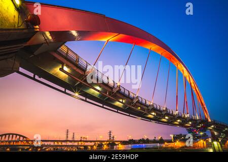 Nacht Blick auf die Rainbow Bridge in Taipei Stockfoto
