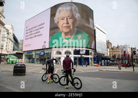 Datei-Foto vom 08/04/2020 von einem Bild von Queen Elizabeth II und Zitate aus ihrer Sendung nach Großbritannien und dem Commonwealth in Bezug auf die Coronavirus-Epidemie, auf Lichtern im Londoner Piccadilly Circus angezeigt. Am Samstag, den 30. Januar, jährt sich der früheste bekannte Tod des Coronavirus in Großbritannien zum ersten Mal. Ausgabedatum: Mittwoch, 27. Januar 2021. Stockfoto