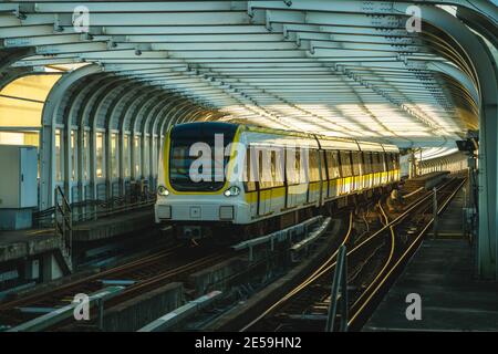 Zug auf der Eisenbahn der kreisförmigen Linie der neuen taipei City Metro, taiwan Stockfoto