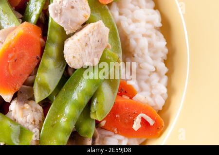 Huhn und frisches Gemüse über cremigem Risotto Stockfoto
