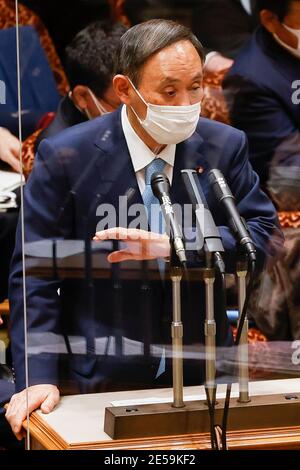 Tokio, Japan. Januar 2021. Japans Ministerpräsident Yoshihide Suga beantwortet eine Frage während der Sitzung des Haushaltsausschusses des Oberhauses im Nationaldiätegebäude. Quelle: Rodrigo Reyes Marin/ZUMA Wire/Alamy Live News Stockfoto