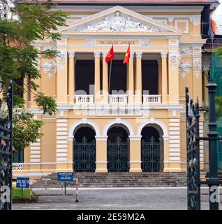 Volksgericht im Bezirk 1 der Stadt Ho Chi Minh, Vietnam. Das 2019 restaurierte Gebäude wurde von Marie-Alfred Foulhoux als Pal entworfen Stockfoto