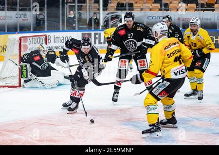 Porza, Corner Arena, National League: HC Lugano - SC, USA. Juni 2021. Bern, # 89 Mikkel Bodker (Lugano) und # 27 Alessandro Chiesa (Lugano) gegen # 10 Tristan Scherwey (Bern) Quelle: SPP Sport Pressefoto. /Alamy Live Nachrichten Stockfoto