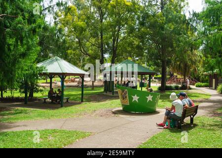 Menschen entspannen im Kenilworth Town Park, Kenilworth, South East Queensland, Australien Stockfoto