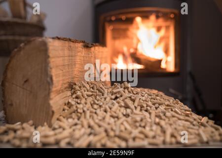 Holzofen Heizung mit im Vordergrund Holzpellets - wirtschaftlich Heizsystemkonzept Stockfoto