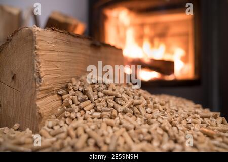 Holzofen Heizung mit im Vordergrund Holzpellets - wirtschaftlich Heizsystemkonzept Stockfoto